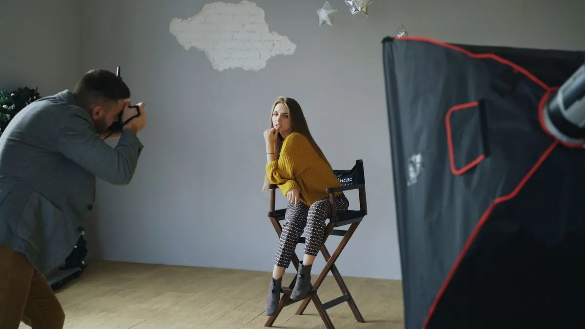 Fotograf fotí portrét ženy ve studiu